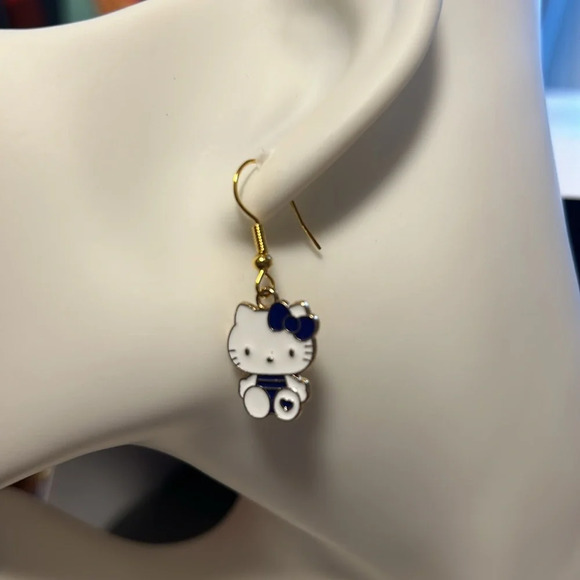 Cute blue Hello Kitty dangle earring - Picture 3 of 5